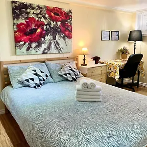  Privatunterkunft Perfect Home-private Washrooms,free Parking,high Speed Net